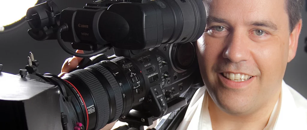Kameramann bei Reportage Aufzeichnung Videograf und Fotograf