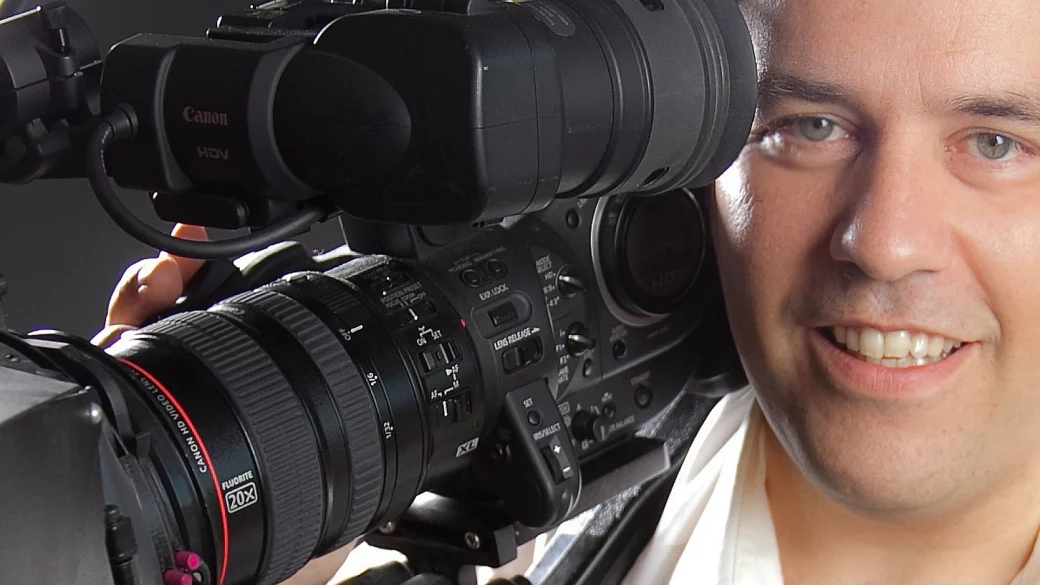 Kameramann bei Reportage Aufzeichnung Videograf und Fotograf