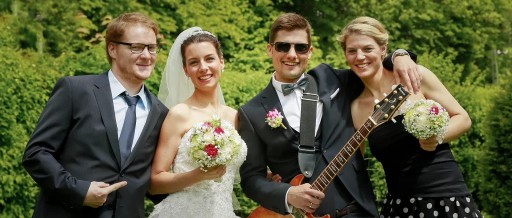 Fotoshooting mit dem Hochzeitspaar und Trauzeugen