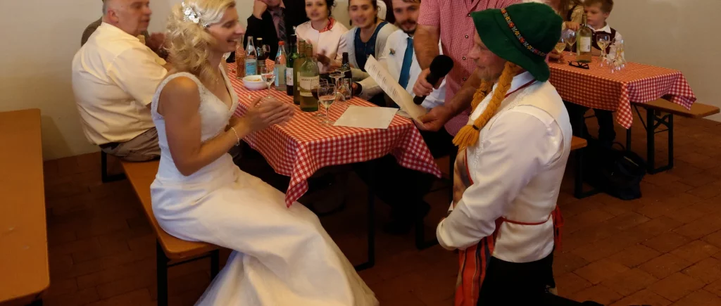 Hochzeitsspiele beim Brautstehlen Lustige Ideen für Hochzeitsspiele Gäste & Brautpaar