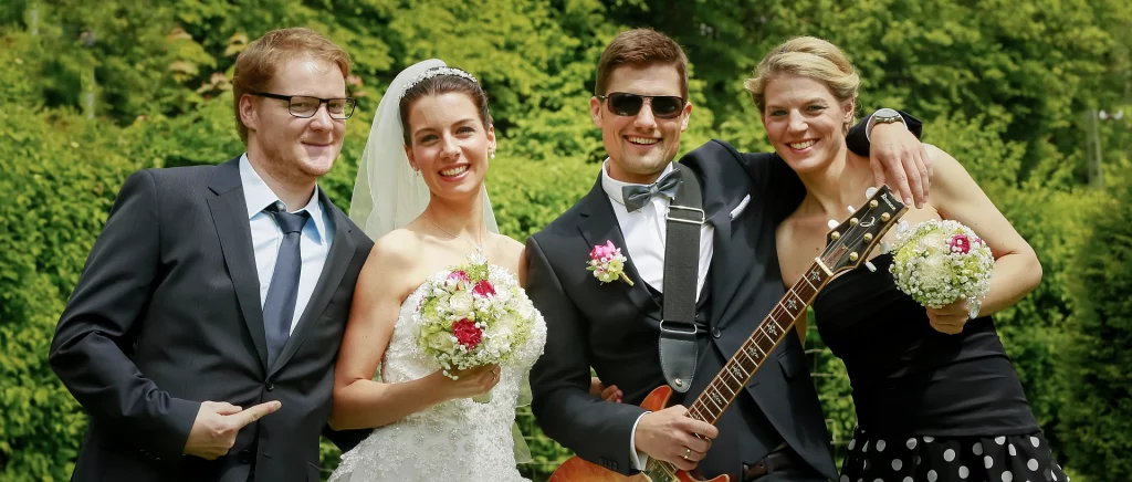 Hochzeitsfilmer beim Fotoshooting Brautpaar mit Geschwister